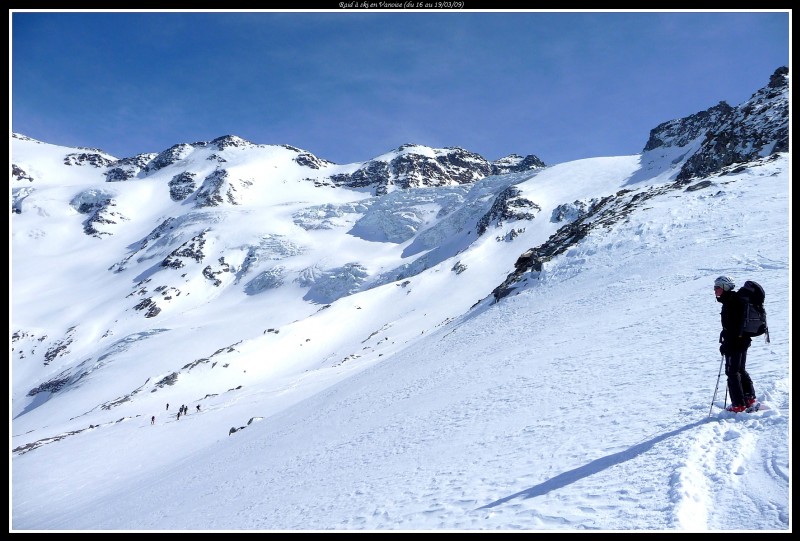 Dans la descente : Dans la descente du Col du génépy avec une poudreuse ancienne surprise, en arrière plan, le glacier du Génépy avec la pointe du Génépy.