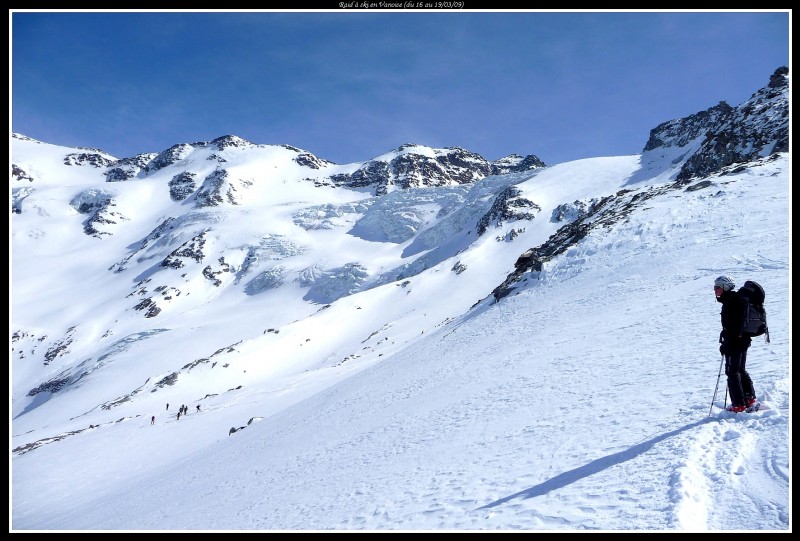 #5 Dans la descente : Dans la descente du Col du génépy avec une poudreuse ancienne surprise, en arrière plan, le glacier du Génépy avec la pointe du Génépy. Dans la descente : Dans la descente du Col du génépy avec une poudreuse ancienne surprise, en arrière plan, le glacier du Génépy avec la pointe du Génépy.
