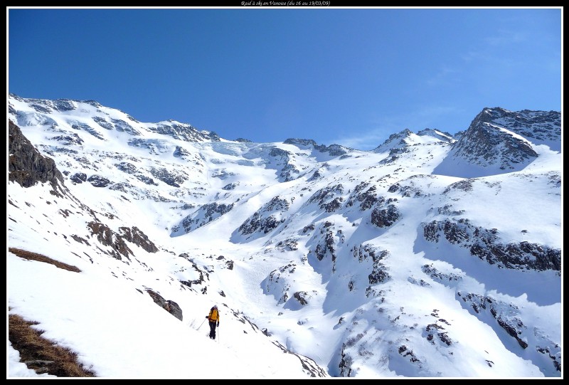 Génépy : Vue sur le Glacier du génépy, la Pointe du génépy et le Col du génépy d'ou nous venons sous ce magnifique soleil.