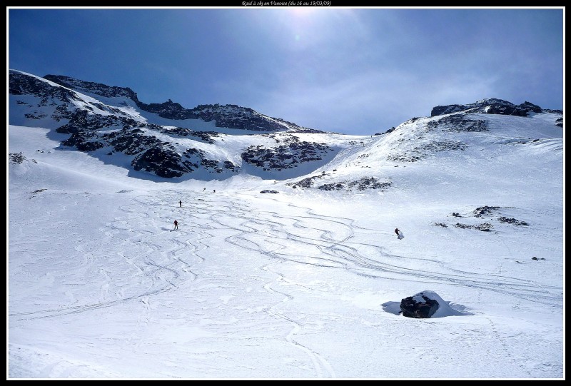 #6 La Descente du Col : Neige poudreuse ancienne sur la partie haute. La Descente du Col : Neige poudreuse ancienne sur la partie haute.