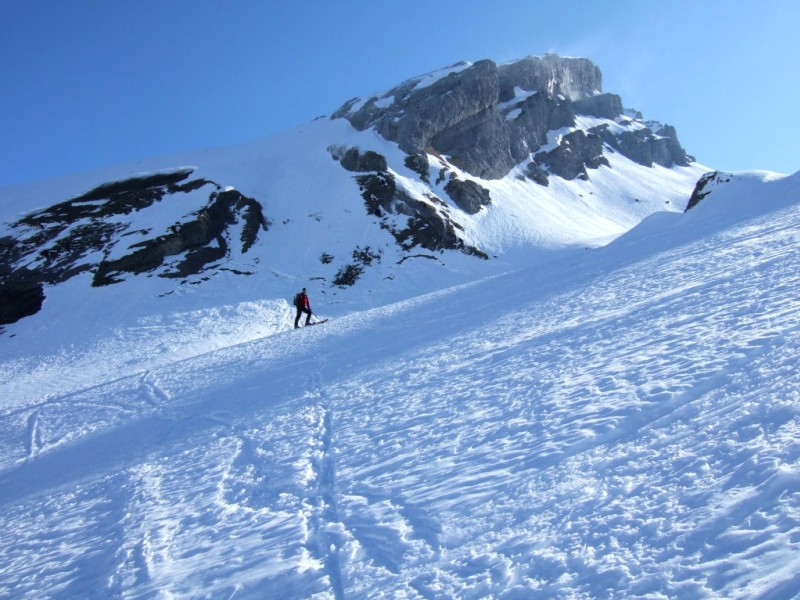 #8 couloir SO pointe Bella Cha : Pas mal de coulées dans le bas de la face Ouest du triangle du Reposoir couloir SO pointe Bella Cha : Pas mal de coulées dans le bas de la face Ouest du triangle du Reposoir