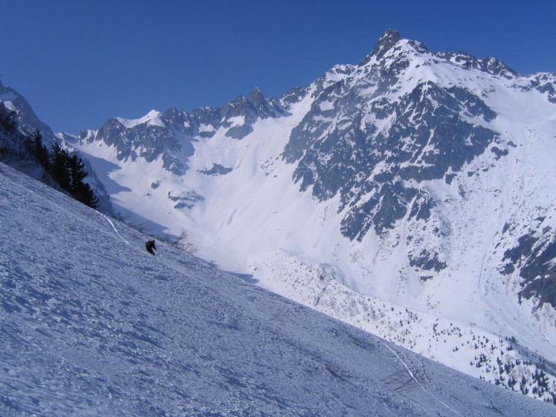 #15 Désert blanc : Philippe perdu dans ce désert blanc, devant les rochers de la Barme et le Pic du Frêne. Désert blanc : Philippe perdu dans ce désert blanc, devant les rochers de la Barme et le Pic du Frêne.