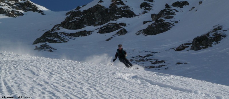#16 à fond : Vincent en grandes courbes dans la poudreuse à fond : Vincent en grandes courbes dans la poudreuse