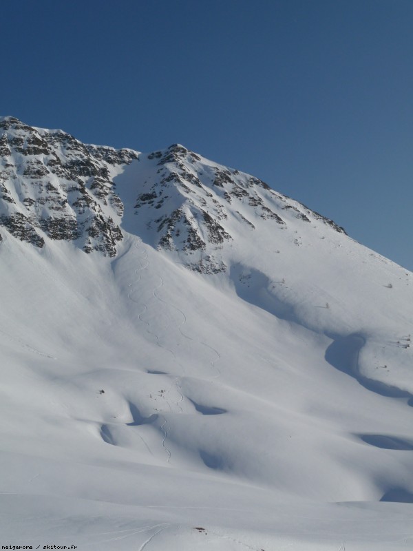 #17 face au refuge : Couloir en conditions hivernales face au refuge : Couloir en conditions hivernales