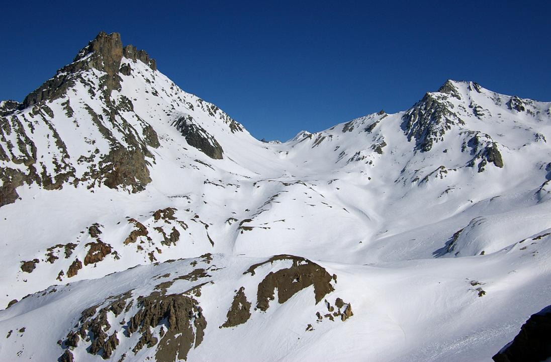 Groupe Etache - Sommeiller : En face de nous, les aspects italiens de la chaine frontière. La Rognosa d'Etache impose sa belle dorsale en quartzite.