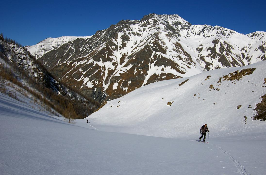 Remontée du Rio Almiane : Un secteur de la chaine frontière gorgé de neige au terme de cet hiver 2008/2009.