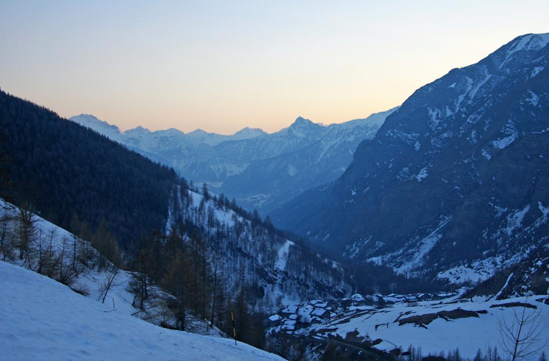 Retour à Rochemolles : Le village de Rochemolles est déjà à l'ombre (-2°).
Il regarde en direction du Briançonnais, au dessus du Col de l'Echelle.