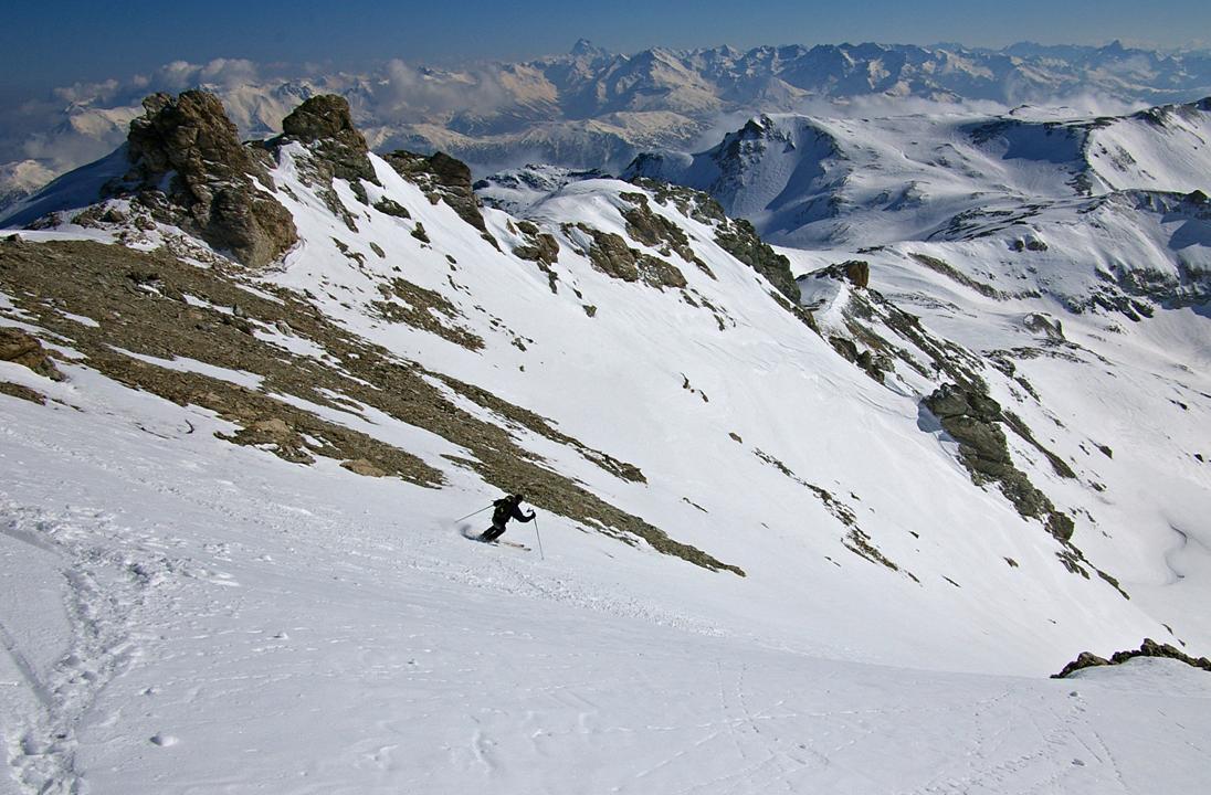 Jib inaugure la face sud : les skis crissent car le fond reste dur. La petite poudreuse de la nuit posée en surface fait du bien aux muscles!