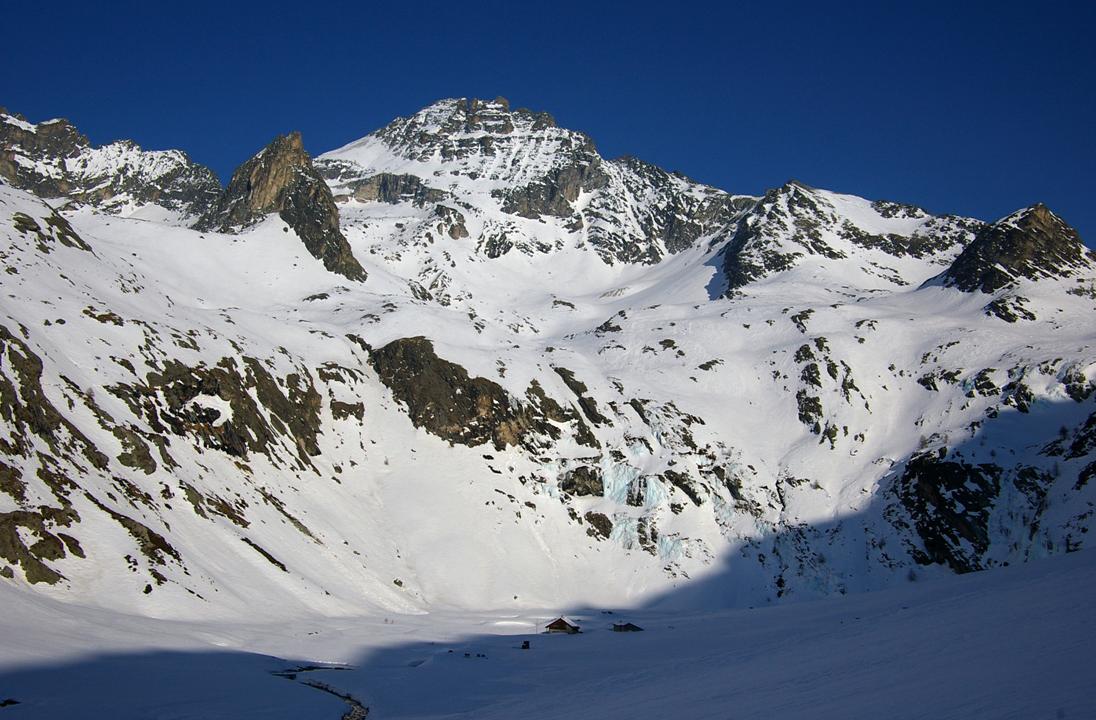 Alpage du Ref.Scarfiotti : Très bel environnement du refuge Scarfiotti. La Rognosa d'Etache et le Bric dei Mezzodi, donnent une image alpine très marquée à ce bout du monde... où l'été, une succulente polenta se partage au refuge (l'hiver, le refuge 