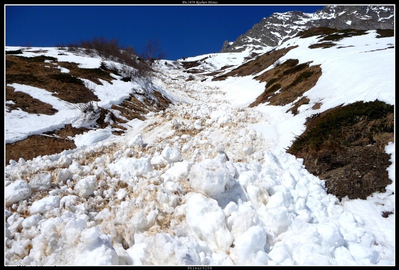 Une importante avalanche : Une importante avalanche de fonte qui traverse la route (neige lourde et dure).