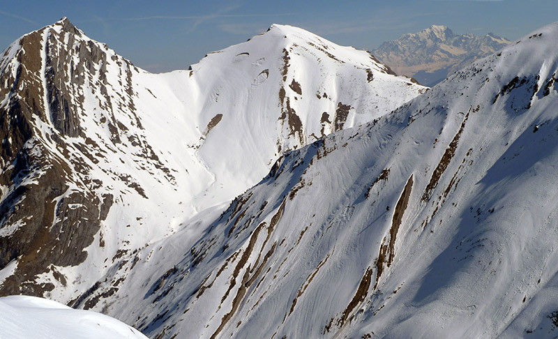 #3 Couloir SW du Pecloz : Vu des Arlicots. A doite Armène et la belle face W des Arces Couloir SW du Pecloz : Vu des Arlicots. A doite Armène et la belle face W des Arces