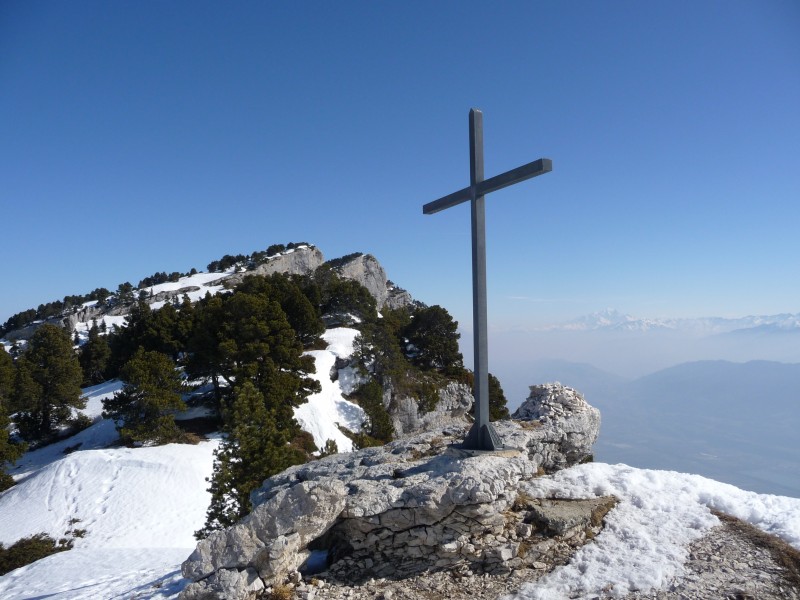 Sommet : Mais quelle est cette montagne au fond à droite?