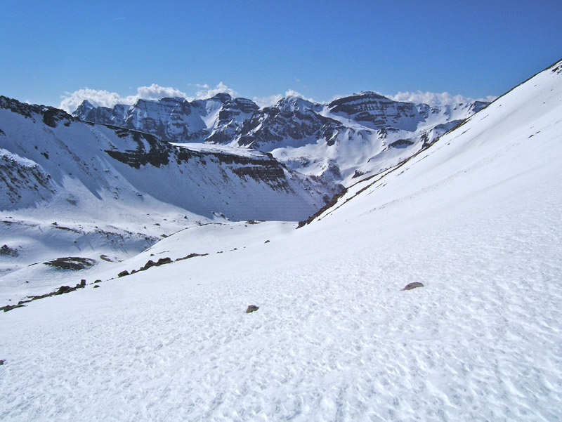 #10 Nous essayons de trouver une neige décaillée en rive droite sous Pointe Génépi mais sans résultat. Nous essayons de trouver une neige décaillée en rive droite sous Pointe Génépi mais sans résultat.