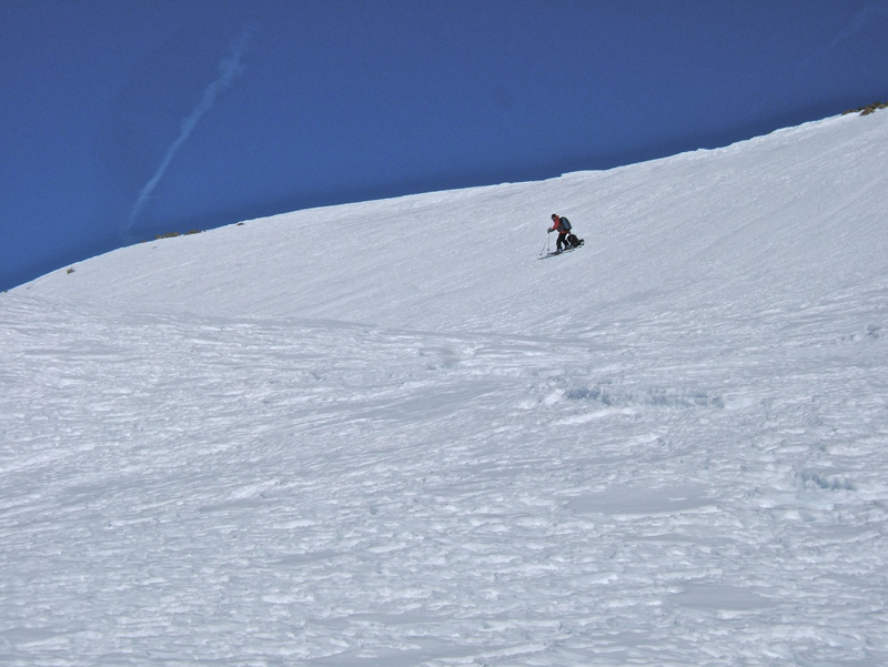 #9 Montagne de l Montagne de l'Avalanche : Gilbert dans la pente sommitale me descend le sac étant donné que j'étais allé repérer le passage.
