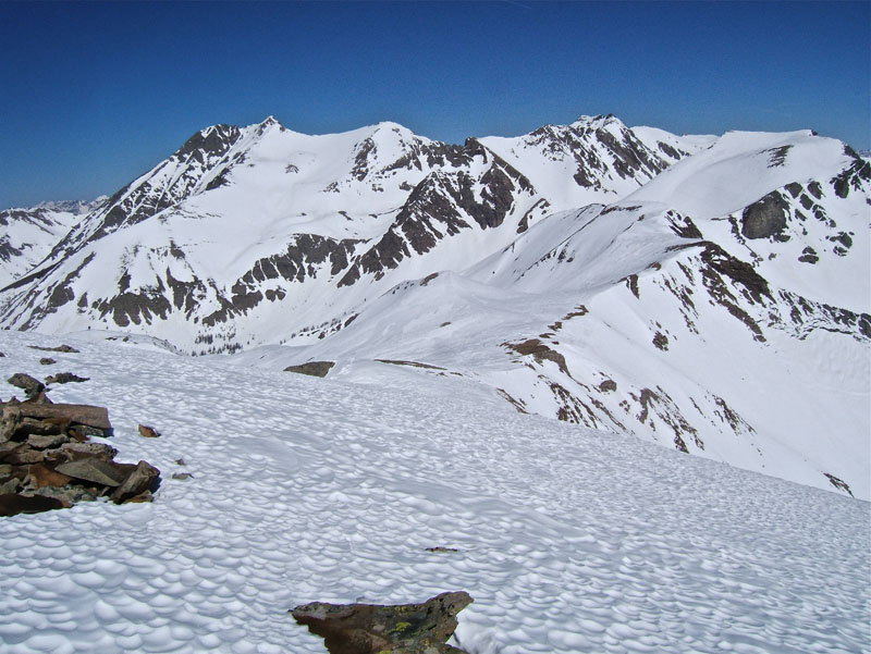 #6 Montagne de l Montagne de l'Avalanche : Du sommet de l'Avalanche belle vue sur le Pelat et le col par ou nous sommes aboutis sur la crête à droite de la photo