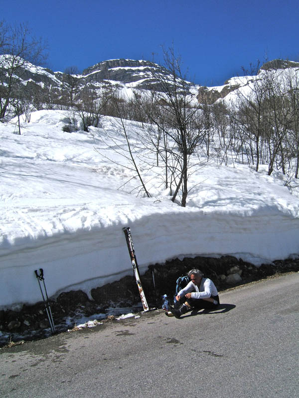 #14 Montagne de l Montagne de l'Avalanche : On se prépare pour remonter vers le parking après un petit saut sur la route.