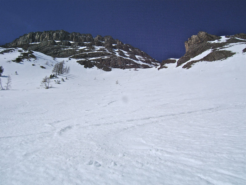 #12 Montagne de l Montagne de l'Avalanche : Le dernier mur sous le vallon suspendu et sous les barres de Montagne de l'Avalanche. Nos traces parmi des vieilles.