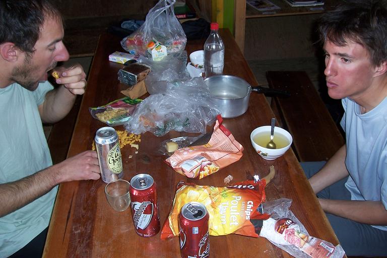#3 Au refuge : Comment ça on s Au refuge : Comment ça on s'est fait chier a monter tout ça? Ben ouais mais qui profite maintenant! (ps: encore une photo catégorie "bouffe", pke la photo est clairement pas pour les personnages!)