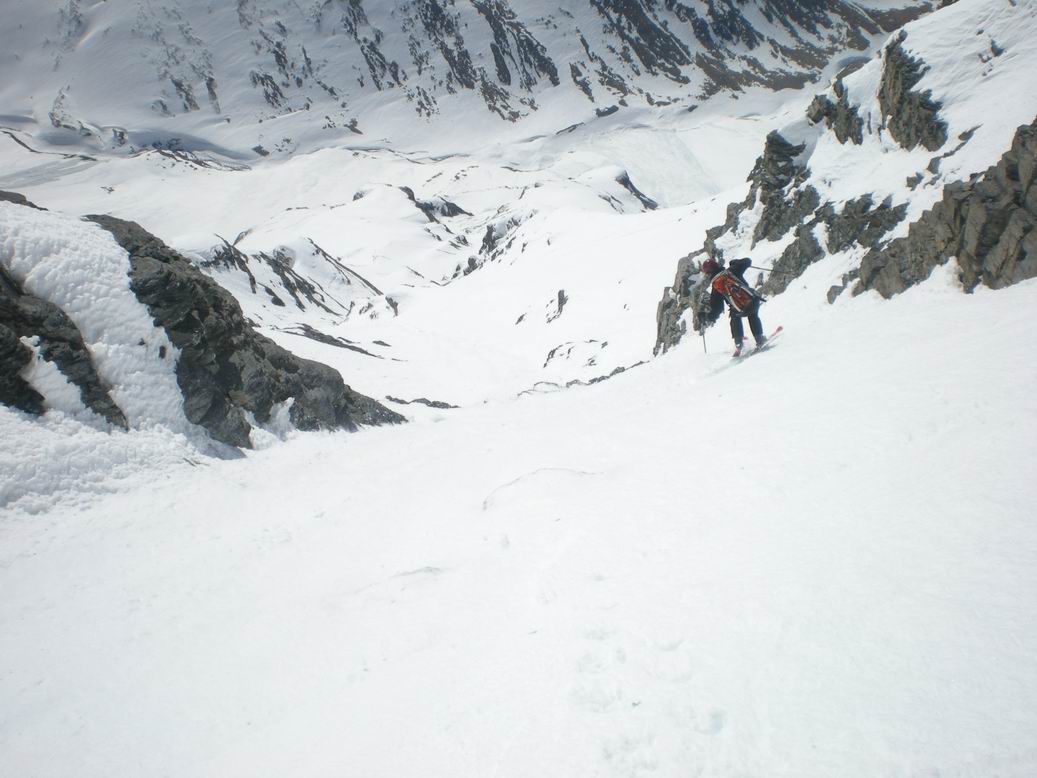 #17 Grande Casse, face Sud : Et là non plus. Juste apres, ça se couche sur 100 mètres (ça reste quand même > 45°), puis ça reprend sur 150 autres metres pour le passage de la dernière barre. Grande Casse, face Sud : Et là non plus. Juste apres, ça se couche sur 100 mètres (ça reste quand même > 45°), puis ça reprend sur 150 autres metres pour le passage de la dernière barre.