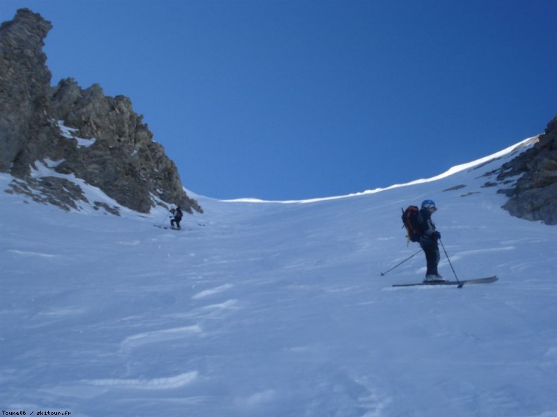 Bas couloir N/trou de l'aigle : Sur  le bas, nous nous sommes un peu relâchés et avons fait quelques virages, mais sa descente a été bien tendue.