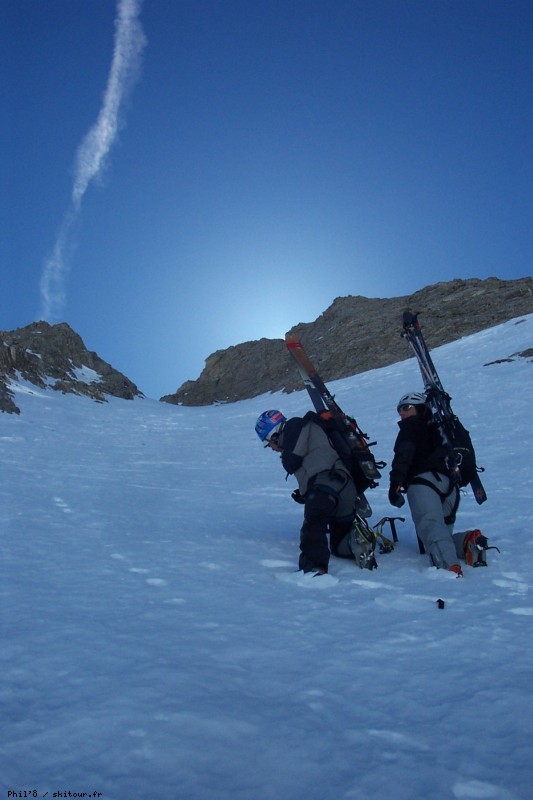#4 Début du couloir : On remonte ce large et beau couloir N Début du couloir : On remonte ce large et beau couloir N