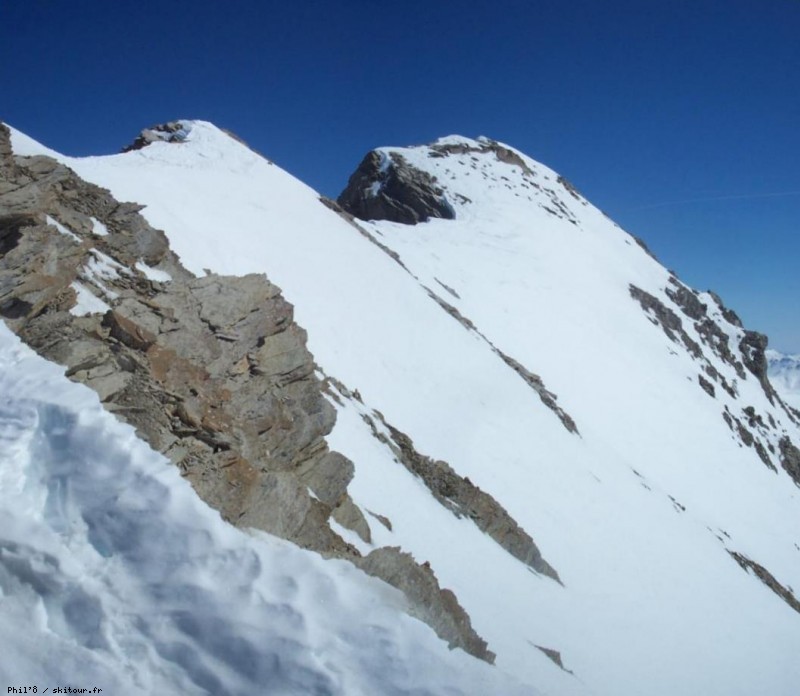 Mont Pelat : Arête très esthétique pour rejoindre le sommet. On y croise l'arrivée des deux branches du couloir qu'avait commencé à emprunter patdegap (non skiables intégralement car trop peu large sur le haut).