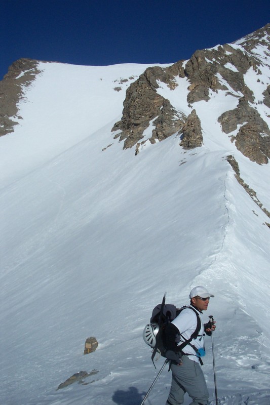 Col de la petite cayolle : Toune au col, et derrière lui, la belle face que nous allons remonter.