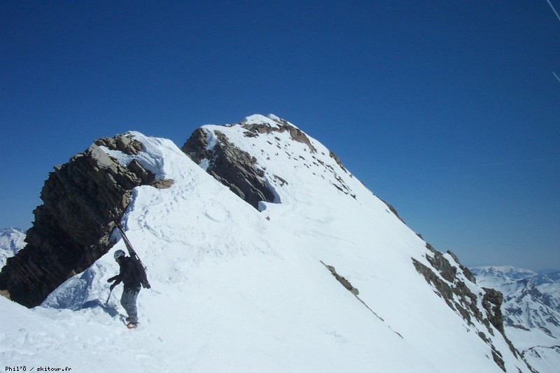 Arête majestueuse : Sublime cette arête. Toune regarde les traces d'un skieur qui a descendu la branche de droite du couloir N direct (départ de 20 m plus bas, car à skis, cela ne sort pas !)