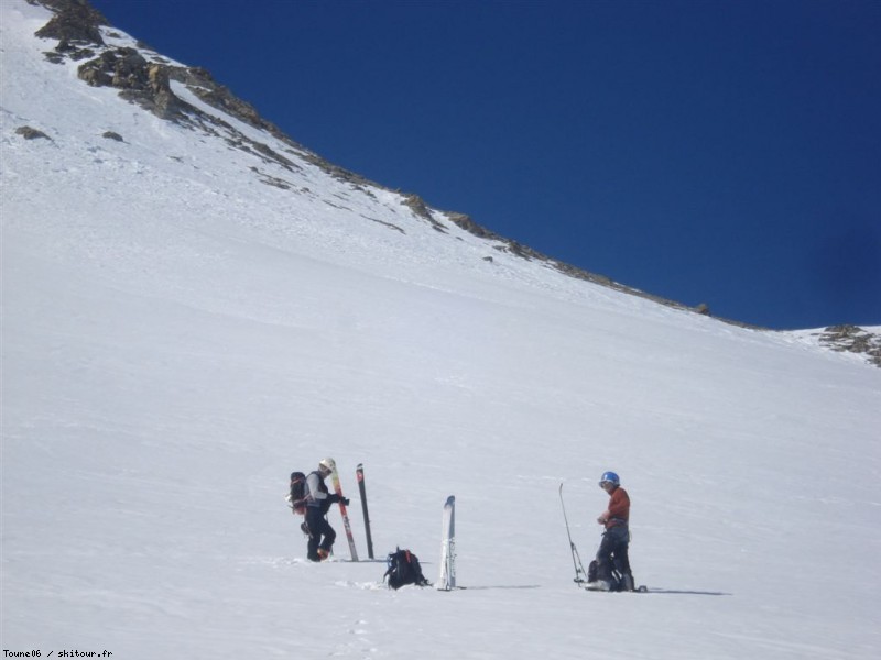 Sous le col du Pelat : Nous remettons les peaux pour monter au col du Pelat