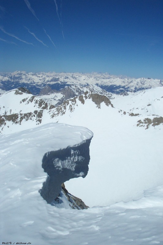 #12 Corniche : Corniche imposante, dominant les 2 branches du couloir direct au sommet Corniche : Corniche imposante, dominant les 2 branches du couloir direct au sommet