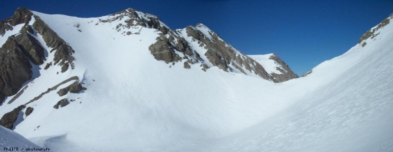 Col de la petite cayolle : Vue sur le col de la petite cayolle et la face remontée ce matin, alors que nous remontons à la tête des Garrets.