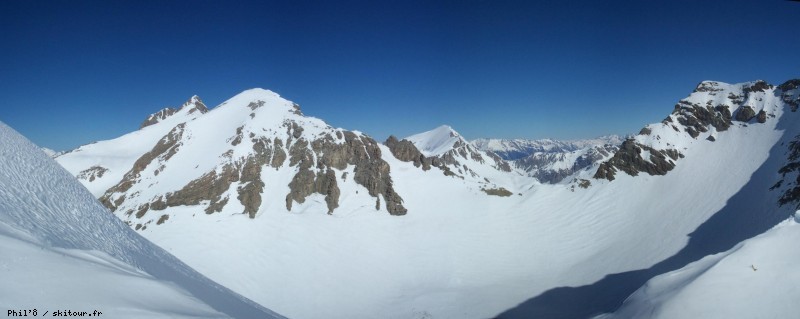 Panorama au Nord : A gauche le sommet du Pelat, en face le col de la grande barre, et à droite le trou de l'aigle