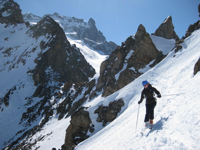 #3 ski devant le sommet Meige : au travers du petit col, neige dure ski devant le sommet Meige : au travers du petit col, neige dure