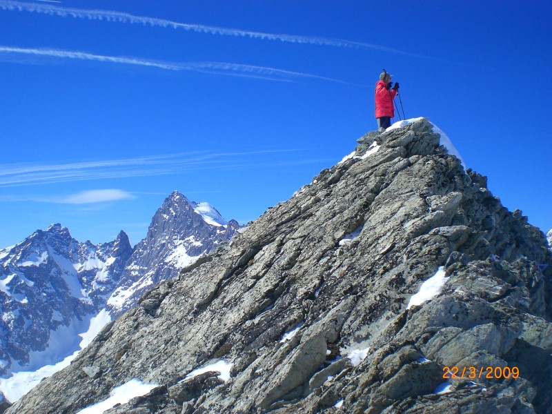 Pic de Dormillouse : Le sommet
Panorama grandiose.
Alain est allé voir si la face sud-est directe sous le sommet pouvait se skier. Dans le doute, nous reviendrons au col de Séguret Foran.