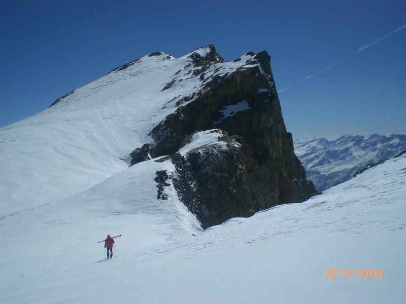 #3 col de Séguret Foran : Passage par le col, devant le Pic du Rif.
Le départ du couloir est à droite au milieu du col. col de Séguret Foran : Passage par le col, devant le Pic du Rif.
Le départ du couloir est à droite au milieu du col.