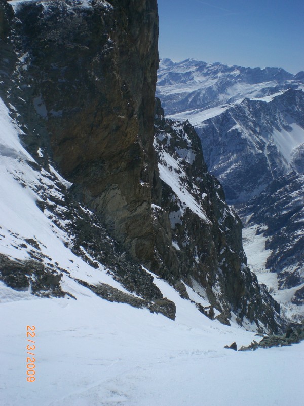 #7 couloir : La paroi sud du pic du Rif (à gauche) accentue le caractère plongeant du couloir. couloir : La paroi sud du pic du Rif (à gauche) accentue le caractère plongeant du couloir.