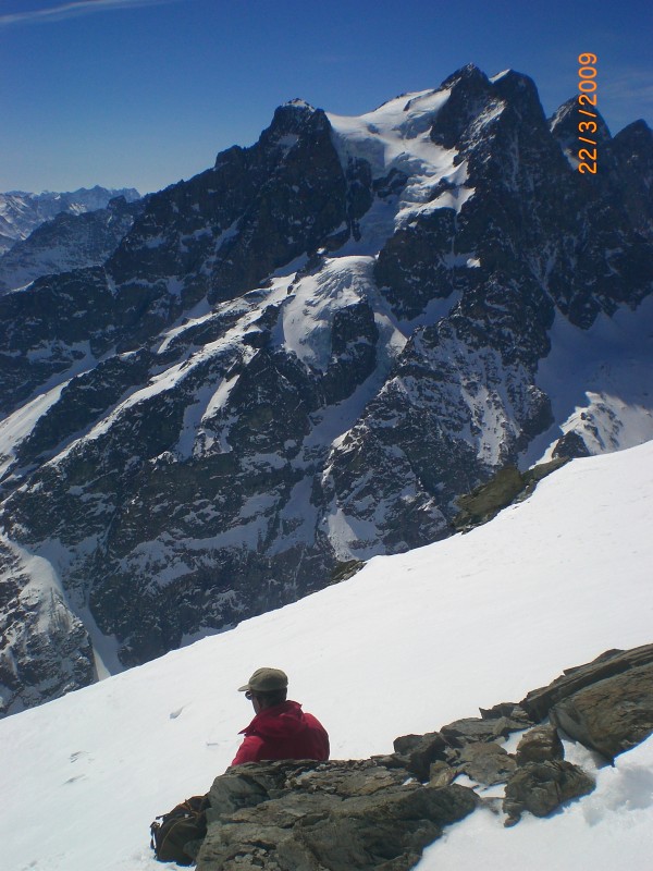 #5 le pelvoux : Casse-croute sous le sommet en admirant la face nord du pelvoux. le pelvoux : Casse-croute sous le sommet en admirant la face nord du pelvoux.