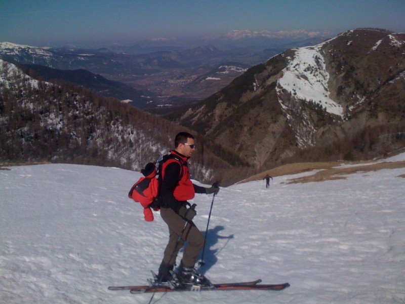 #13 Montée : Stéphane dans la montée, les adrets sont déjà déneigés, au fond vue sur Seyne Montée : Stéphane dans la montée, les adrets sont déjà déneigés, au fond vue sur Seyne