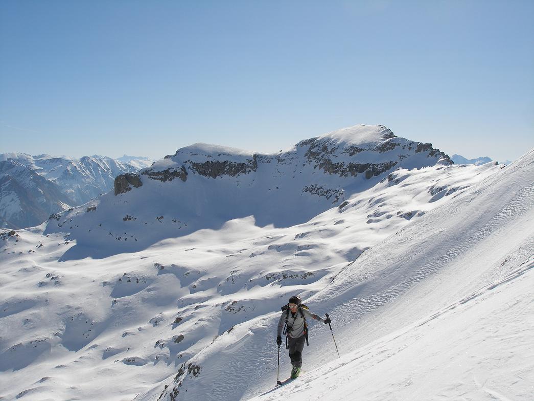 #4 dam dam's sort au col : sur fond de pousterle
