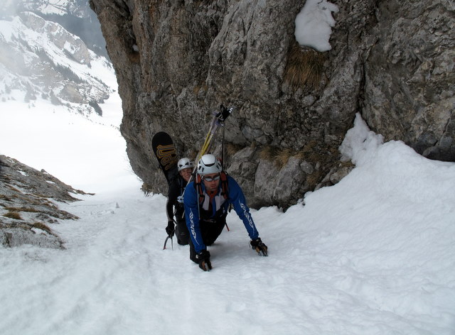 #2 Le couloir du bas : Ca passe avec des skis courts avec un passage bien tendu Le couloir du bas : Ca passe avec des skis courts avec un passage bien tendu