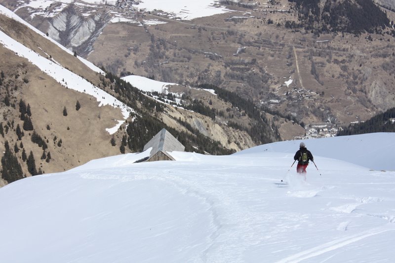 descente sur chanin : la pente fuit vers les prairies.