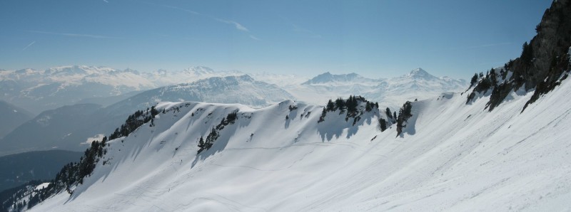 #2 La Roche Brisée : on voit les 4 personnes qui tracent le petit couloir orienté nord que l La Roche Brisée : on voit les 4 personnes qui tracent le petit couloir orienté nord que l'on fera ensuite