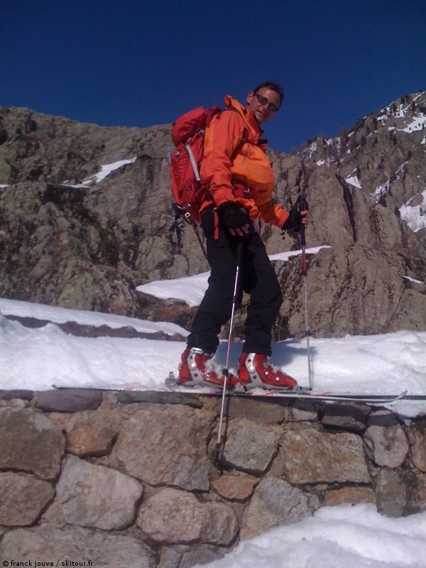 #22 Dry-jump skiing : On essaye de descendre le plus près possible du parking, le président dans un beau numéro de "dry-jump skiing" (à l Dry-jump skiing : On essaye de descendre le plus près possible du parking, le président dans un beau numéro de "dry-jump skiing" (à l'atterrissage, un bon vautrage dans les archos malheureusement non photographié)