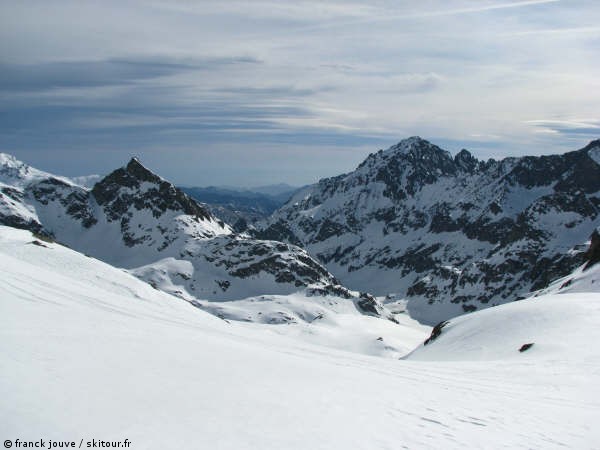 #19 Descente moquette : Descente par des belles pentes en moquette en dessous de 2500m, on vise le refuge de Nice au centre de l Descente moquette : Descente par des belles pentes en moquette en dessous de 2500m, on vise le refuge de Nice au centre de l'image