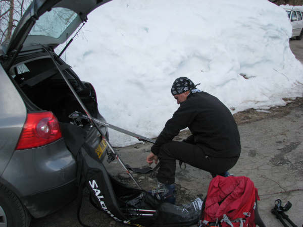 #1 on colle les peaux : Pas facile de coller les peaux avec les doigts gelés..."tu vois patrice il faut toujours peauter à la maison..." on colle les peaux : Pas facile de coller les peaux avec les doigts gelés..."tu vois patrice il faut toujours peauter à la maison..."