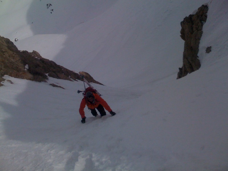 #15 Couloir NE : Passage-clef de la course, le président se rrrrrrrrréééégaaaale dans le couloir en bonne condition qui va nous faire sortir au pas W du Clapier Couloir NE : Passage-clef de la course, le président se rrrrrrrrréééégaaaale dans le couloir en bonne condition qui va nous faire sortir au pas W du Clapier