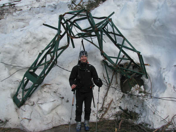 #2 Sculpture moderne! : Les avalanches ont tordues quelques pylones Sculpture moderne! : Les avalanches ont tordues quelques pylones