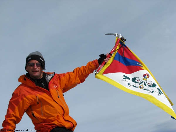 #17 The summiter : Le président triomphant avec le drapeau tibétain selon la tradition du PPMR The summiter : Le président triomphant avec le drapeau tibétain selon la tradition du PPMR