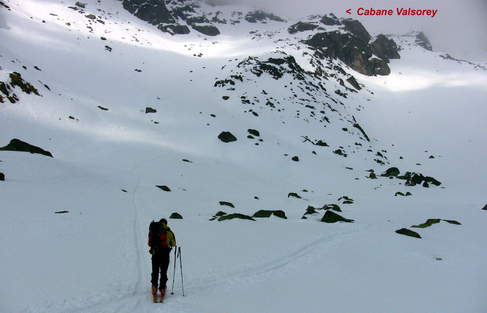 #45 Cabane Valsorey en vue : Jour 2 - Il reste une pente de 500m de déniv très raide (une bavante en fin d Cabane Valsorey en vue : Jour 2 - Il reste une pente de 500m de déniv très raide (une bavante en fin d'après midi !)
On ne sera que 5 dans la cabane, nous 3 et 2 allemands.