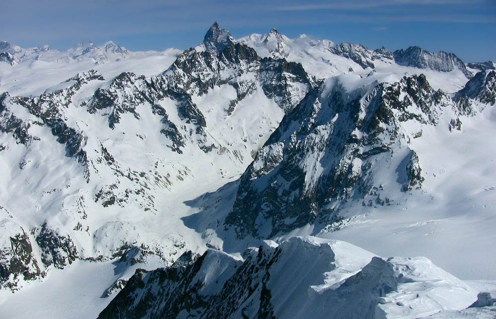 #71 'Valais' des Merveilles : Jour 4 - de gauche à droite: Les 4000 de Saas Fee, le Cervin, la Dent d'Herens, avec le Mt Rose en A/R plan. Il y a plus de 20 sommets à plus de 4000m autour de Zermatt.